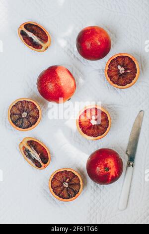 Frische rote Orangen. Minimale Standzeit. Blick von oben. Stockfoto