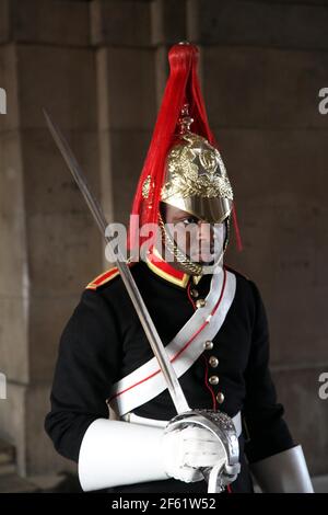 21. April 2011. London, England. Ein Mitglied des Queen's Guard, Blues and Royals Regiment der Household Cavalry steht Wachposten am Horse Guards Arch. Stockfoto