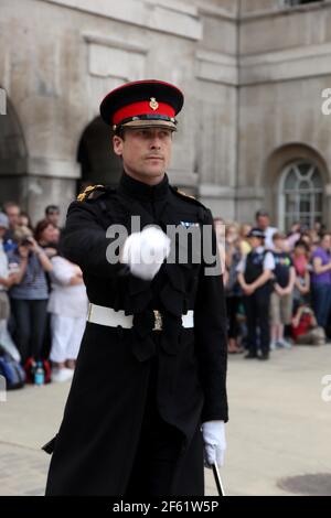 21. April 2011. London, England. Ein Offizier des Queen's Guard, Blues and Royals Regiment der Household Cavalry steht Wachposten am Horse Guards Arch Stockfoto