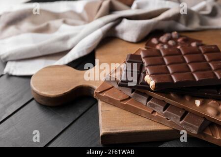 Verschiedene Schokoriegel auf dunklem Hintergrund Stockfoto