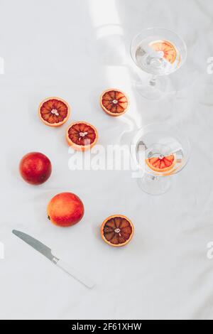 Rote Orangen und ein Getränk. Minimale Standzeit. Stockfoto