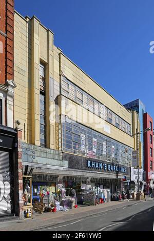 Khan's Bargain, der berühmte Gemischtwarenladen in der Rye Lane in Peckham, London, Großbritannien. Zeigt die Art déco-Fassade des ursprünglichen Holdrons Kaufhauses. Stockfoto