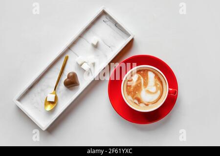Tasse Kaffee mit Latte Art auf hellem Hintergrund Stockfoto