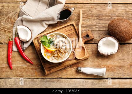 Kochtopf mit thailändischer Nudelsuppe auf Holzhintergrund Stockfoto