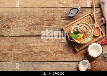 Kochtopf mit thailändischer Nudelsuppe auf Holzhintergrund Stockfoto