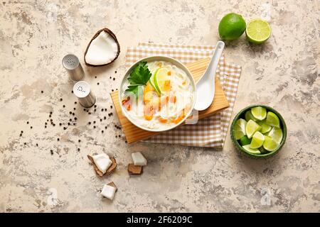 Schüssel mit thailändischer Nudelsuppe auf grunge Hintergrund Stockfoto