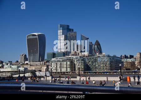 London, Großbritannien. 29th. März 2021. Ein Blick auf die City of London an einem warmen, sonnigen Tag, da Lockdown-Beschränkungen entspannt sind. Kredit: Vuk Valcic/Alamy Live Nachrichten Stockfoto