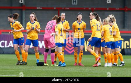 CRAWLEY, ENGLAND - MÄRZ 28: Everton Spieler vor dem Kick Off während Barclays FA Frauen Super League Spiel zwischen Brighton und Hove Albion Frauen und Stockfoto