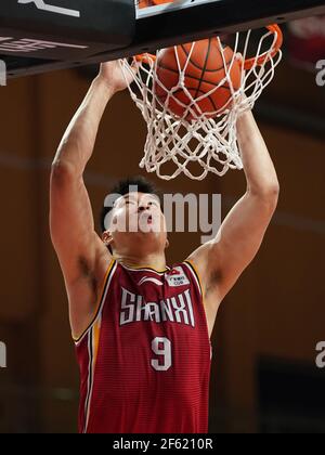 Zhuji, Chinas Provinz Zhejiang. März 2021, 29th. Yan Pengfei von Shanxi Loongs dunks während des 50th-Runden-Spiels zwischen Shanghai Sharks und Shanxi Loongs in der Saison 2020-2021 der Chinese Basketball Association (CBA) Liga in Zhuji, Ostchina Zhejiang Provinz, 29. März 2021. Quelle: Meng Yongmin/Xinhua/Alamy Live News Stockfoto