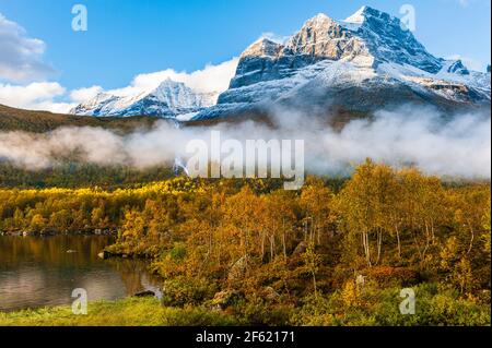 Frischer Schnee in der Berglandschaft Stockfoto