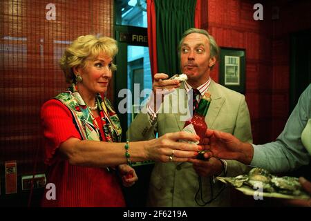 Die Hamiltons Neil Hamilton und Christine Hamilton bei den britischen Austern-Eröffnungs-Meisterschaften ay Greens in london. Stockfoto