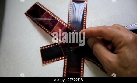 salvador, bahia / brasilien - 14. Mai 2020: Negativ-Fotofilm von Hand gehalten. *** Ortsüberschrift *** . Stockfoto