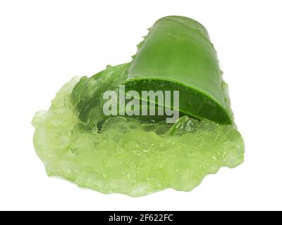 Geschnittene Aloe Vera Blätter mit grünem Aloe Gel isoliert auf Weißer Hintergrund Stockfoto