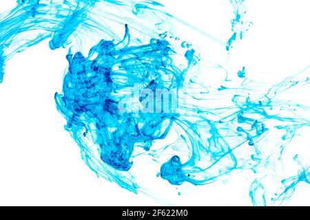 Abstrakte Muster fallen in den Wassertropfen der blauen Tinte Stockfoto