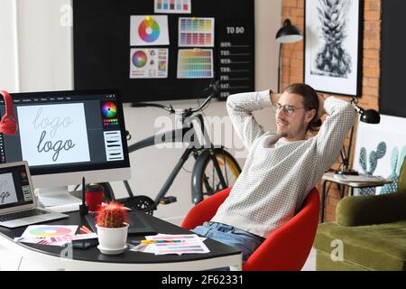 Männlicher Designer mit Pause während der Arbeit im Büro Stockfoto