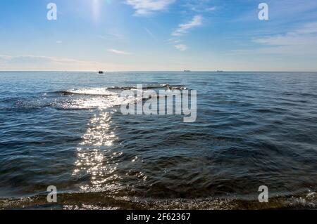 Der glitzernde Glanz der Sonne auf dem Wasser. Das Meer vor Sonnenuntergang. Stockfoto