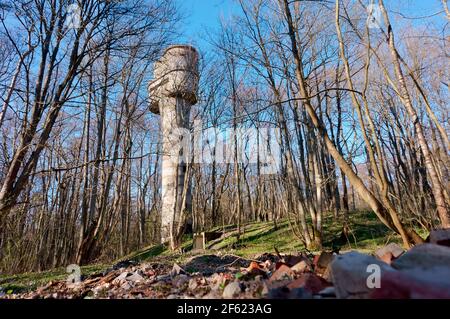 Militärische Architektur. Verteidigung der Küste gegen feindliche Schiffe und Landungsschiffe. Artillerie-Entfernungsmesser-Turm. Stockfoto