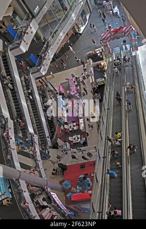 bangkok, thailand - 2020,01.01: Blick in die Konkurshalle des Terminal 21 Einkaufszentrums bei asoke sukhumvit Stockfoto