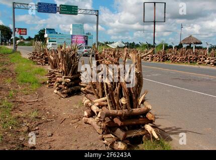 itabuna, bahia / brasilien - 19. juni 2012: Lagerfeuer von Sao Joao zum Verkauf auf der Autobahn BR 415 in der Stadt Itabuna. *** Ortsüberschrift *** Stockfoto