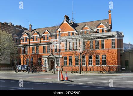 Das viktorianische Polizeireviergebäude in Peckham, South London, Großbritannien. Erbaut 1893 und heute noch in Gebrauch. Entworfen vom Architekten Charkes Henry Driver. Stockfoto