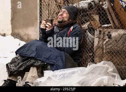 Armer Obdachloser im Freien am Wintertag Stockfoto