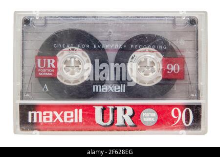 Krasnodar, Russland - 11. März 2021: Eine alte getragene Maxell-Audiokassette in einer Podkassette isoliert auf weißem Hintergrund Stockfoto