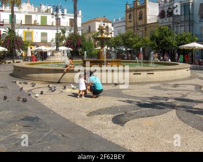 Sanlucar de Barrameda, Cadiz, Spanien - 01. September 2012: Brunnen auf der Plaza del Cabildo, im historischen Zentrum von Sanlucar de Barrameda, Spanien. Stockfoto