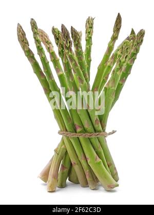 Frischer Spargel eingewickelt mit Jute Seil isoliert auf weißem Hintergrund Stockfoto