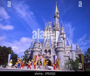 Disney-Show, Cinderellas Schloss, Magic Kingdom, Walt Disney World, Orlando, Florida, Vereinigte Staaten von Amerika Stockfoto