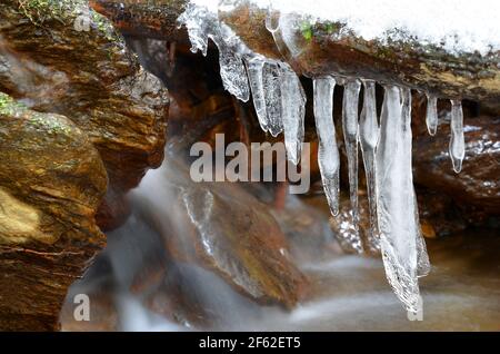 Eiszapfen auf dem Winterbach im Nationalpark Sumava, Tschechische Republik. Stockfoto