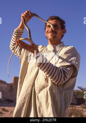 Snake Charmer Holding Schlange, Medina, Marokko, Tanger, Tanger-Tétouan Region Stockfoto