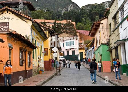 Menschen, die auf der Straße in Bogota, Mountain Beyond, Columbia, Südamerika laufen Stockfoto