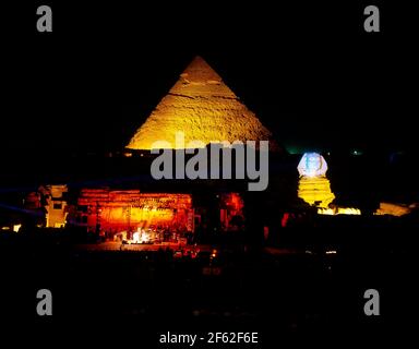Rockkonzert der alten Pyramide von Khepre und der Großen Sphinx von Gizeh bei Nacht, Gizeh, Gizeh Governate, Republik Ägypten Stockfoto