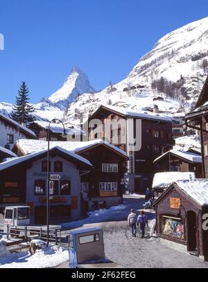 Straße im Ortskern, Zermatt, Wallis, Schweiz Stockfoto