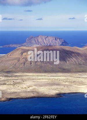 Isla Graciosa vom Aussichtspunkt Mirador del Río, Risco de Famara, Lanzarote, Kanarische Inseln, Königreich Spanien Stockfoto