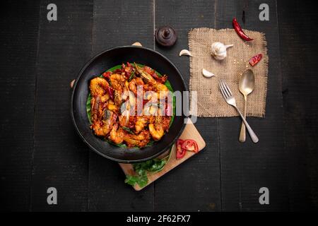 Kerala Stil Garnelen Braten oder chemmeen varattiyathu mit roten gemacht kashmiri Chili Flocken und Kokosscheiben als Hauptbestandteile und Garniert mit auf Stockfoto