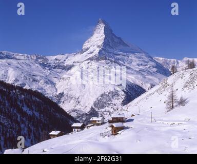 Berghütten und Skipiste mit Matterhorn Mountain Behind, Zermatt, Wallis, Schweiz Stockfoto