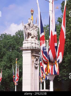 Dekorative königliche Flaggen an der Stange, Buckingham Palace, The Mall, City of Westminster, Greater London, England, Vereinigtes Königreich Stockfoto