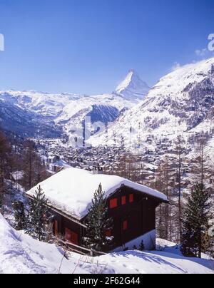 Berghütten und Ortsansicht mit Matterhorn Mountain Behind, Zermatt, Wallis, Schweiz Stockfoto