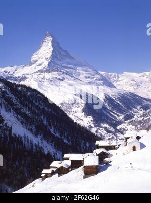 Berghütten mit Matterhorn Mountain dahinter, Zermatt, Wallis, Schweiz Stockfoto