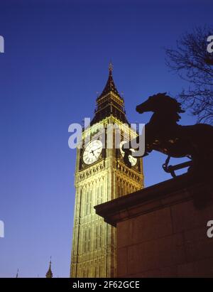 Big Ben Uhrturm und Boudicca Statue in der Abenddämmerung von Westminster Bridge, City of Westminster, Greater London, England, Großbritannien Stockfoto