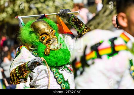 HAMMARKULLEN, SCHWEDEN - 25. MAI 2019: Bunt gekleideter Maskenmann beim jährlichen Karneval in Hammarkullen, Schweden Stockfoto