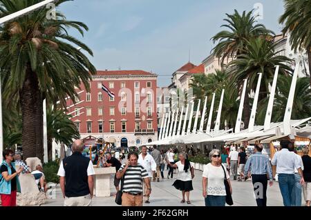 Touristen in Hafengebiet, Split, Kroatien Stockfoto