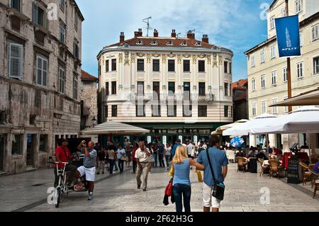 Touristen auf der Straße, Split, Kroatien Stockfoto