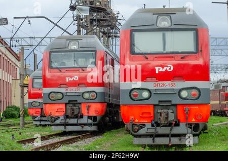 Elektrische Lokomotiven EP2K rzd Russland Eisenbahnstraßen auf dem Parkplatz. Russland, Sankt Petersburg, 27. august 2017 Stockfoto