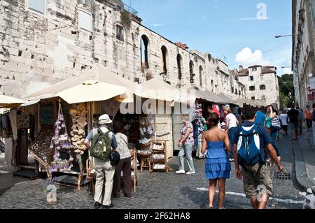 Touristen auf der Straße, Split, Kroatien Stockfoto