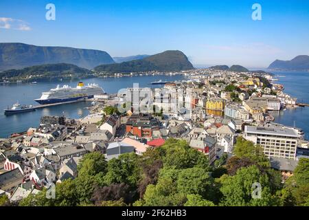 Panoramablick auf den Archipel, das schöne Stadtzentrum, Jugendstil-Architektur und Fjorde vom Aussichtspunkt Aksla, Alesund, Norwegen. Stockfoto