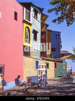 Pastellfarbene Gebäude und Kunsthändler, Caminito Street, La Boca, Buenos Aires, Argentinien Stockfoto