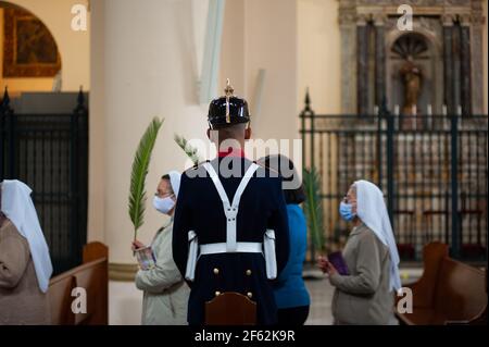 Der Chaldäer von Kolumbien, Msgr. Luis José Rueda, hält die heilige Woche, Palmsonntag "Domingo de Ramos" Messe im Inneren der primären Kathedrale von Colomb Stockfoto