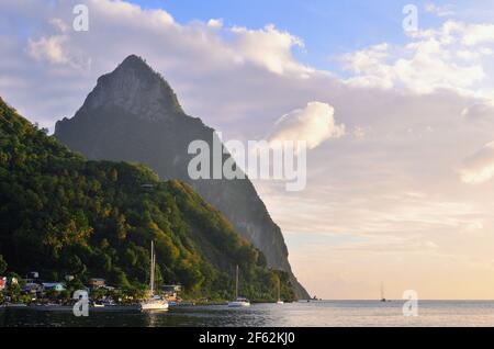 Blick auf den Petit Piton Rock, beleuchtet mit Abendsonne Soufriere Bay Saint Lucia Stockfoto